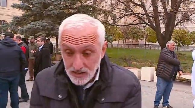 მურმან დუმბაძე – პოლიციელმა თქვა, ორივე ხელზე დაადეთ ხელბორკილი, მაგის მარჯვენის და მარცხენის გამო ვართ ამ დღეშიო