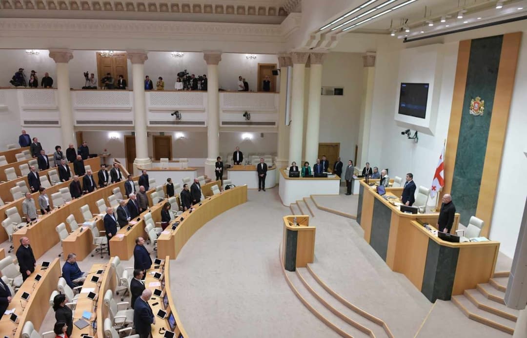 პარლამენტის პლენარულ სხდომაზე თამაზ გინტურის ხსოვნას წუთიერი დუმილით პატივი მიაგეს