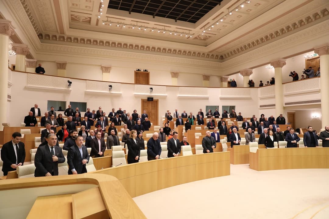 უკრაინაში დაღუპული ქართველი მებრძოლების ხსოვნას პარლამენტში წუთიერი დუმილით პატივი მიაგეს