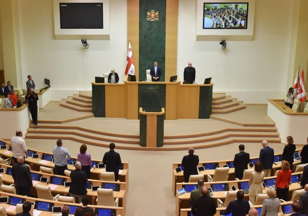 საქართველოს პარლამენტმა გაერთიანებული სამეფოს დედოფლის ხსოვნას პატივი წუთიერი დუმილით მიაგო