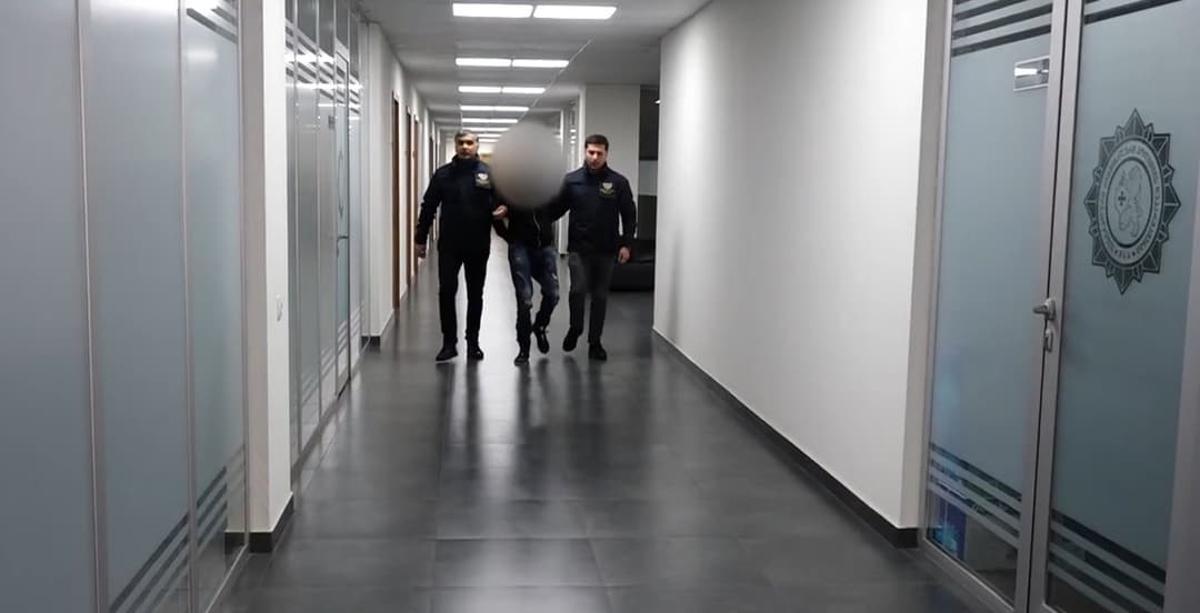პოლიციელისა და ორი მოქალაქის დაჭრისთვის ძებნილი პირი დააკავეს