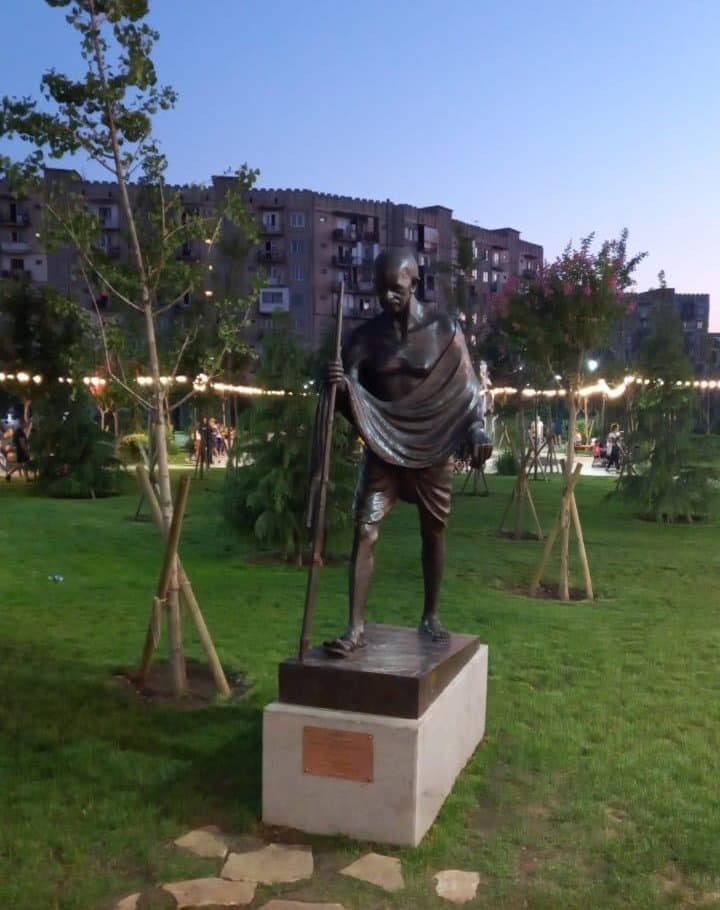 თბილისში მაჰათმა განდის ძეგლიდან სათვალე მოიპარეს