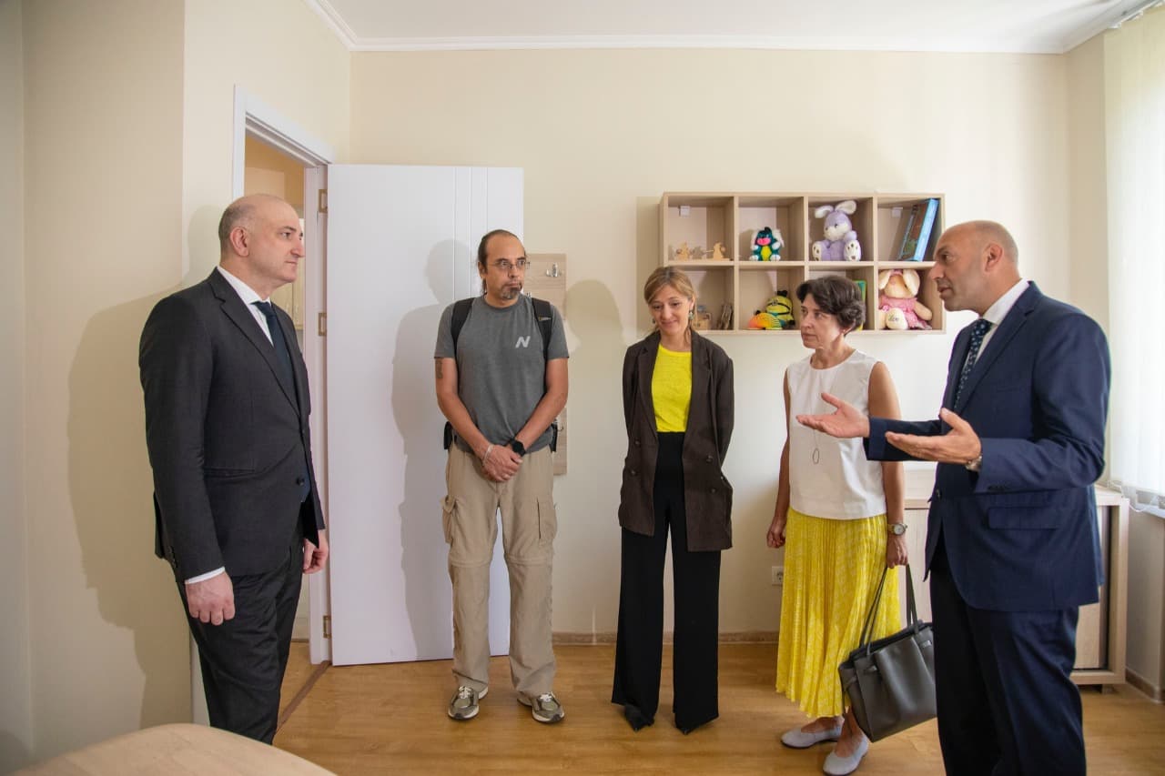 Frontnews image description