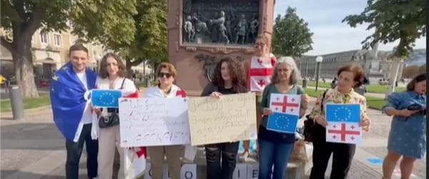 ქართველი ემიგრანტების ნაწილმა დამატებითი საარჩევნო უბნების გახსნის მოთხოვნით, შტუტგარტში აქცია გამართა