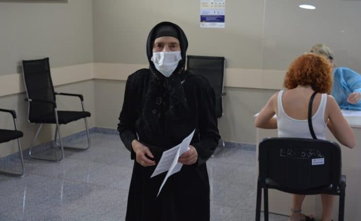 აჭარაში კორონავირუსის ვაქცინით 102 წლის ქალი აიცრა