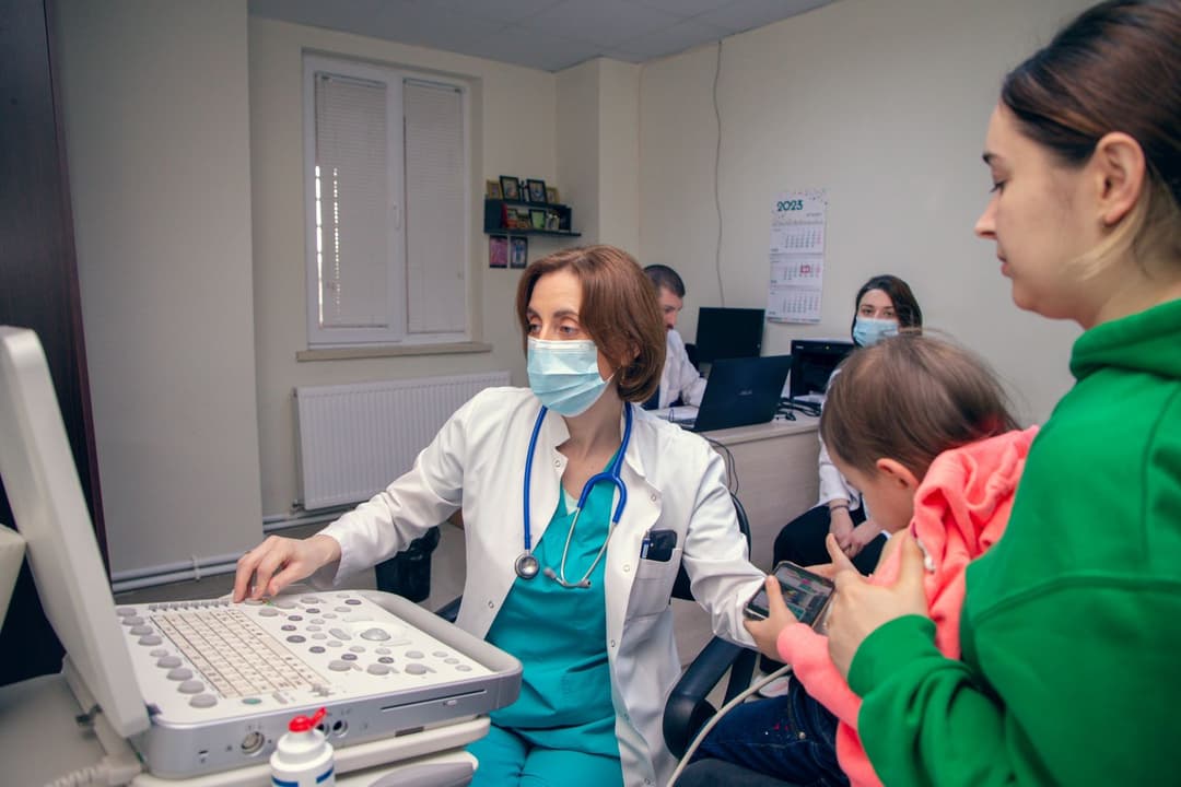 ჯო ენის საუნივერსიტეტო ჰოსპიტლის ექიმებმა ბავშვებში გულის თანდაყოლილი პათოლოგიების გამოვლენის მიზნით, ქუთაისში უფასო სკრინინგი ჩაატარეს