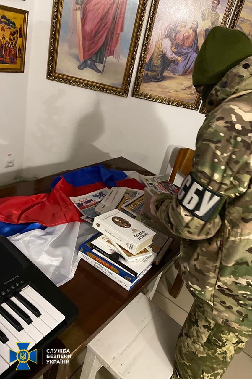 მოსკოვის საპატრიარქოს უკრაინულ ეპარქიებში პროპაგანდისტული ბუკლეტები და ოკუპანტების ყოფილი საწყობები აღმოაჩინეს