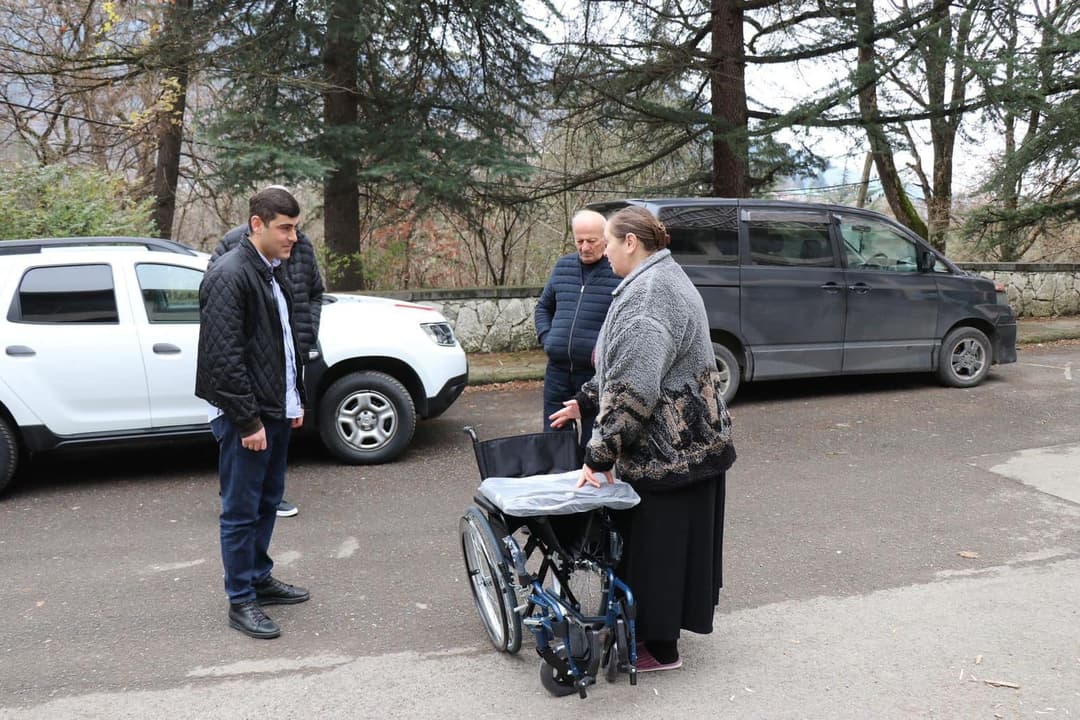 ბორჯომის მუნიციპალიტეტში მცხოვრებ 13 განსაკუთრებული საჭიროების მქონე პირს სამედიცინო ეტლები გადაეცათ