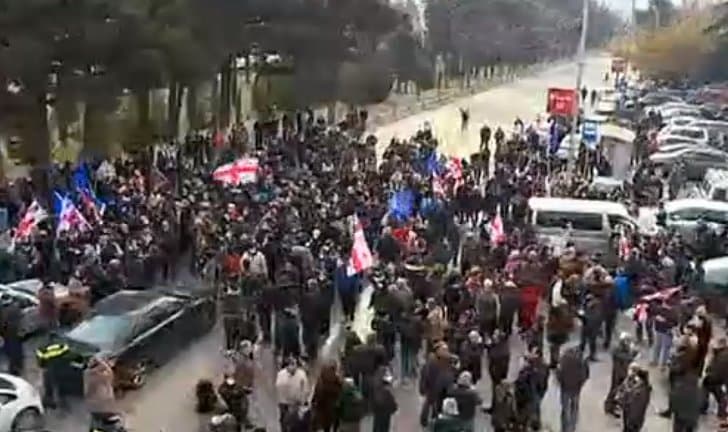 მიხეილ სააკაშვილის ადვოკატები და დედა სასამართლოს შენობაში ნახევარი საათის დაყოვნებით შეუშვეს