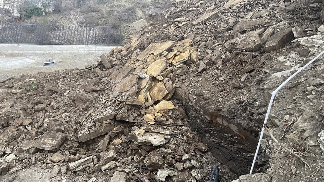 ტიციან ტაბიძის პირველი შესახვევის N24-თან მდებარე ფერდი ჩამოიშალა