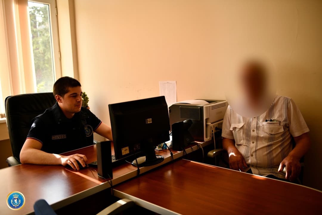 ყალბი საგადასახდო დოკუმენტების დამზადება-გამოყენების და სხვისი ქონების მოტყუებით დაუფლების ფაქტებზე ერთი პირი პასუხისგებაში მისცეს