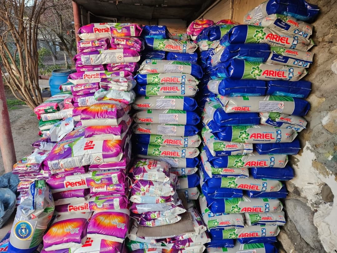 დიდი ოდენობით სხვისი სასაქონლო ნიშნის მართლსაწინააღმდეგო გამოყენების ფაქტზე სამი პირი დააკავეს