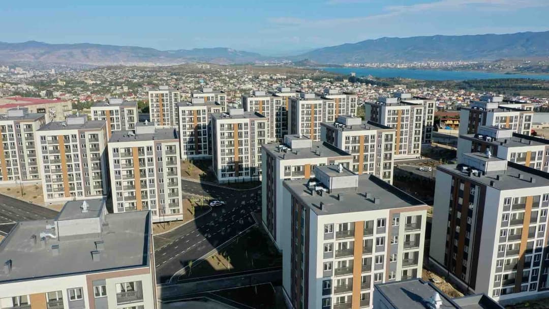 სამხედრო მოსამსახურეებს “ჯარის ქალაქში“ ბინები გადაეცათ