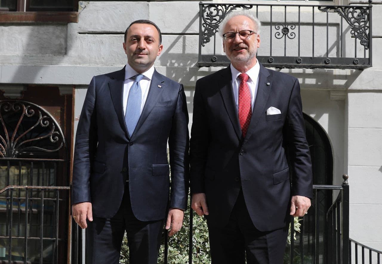 Frontnews image description