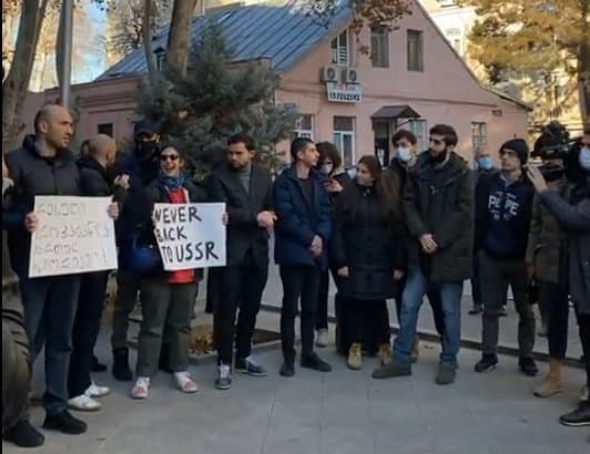 განათლების სამინისტროსთან სამოქალაქო აქტივისტების აქცია იმართება