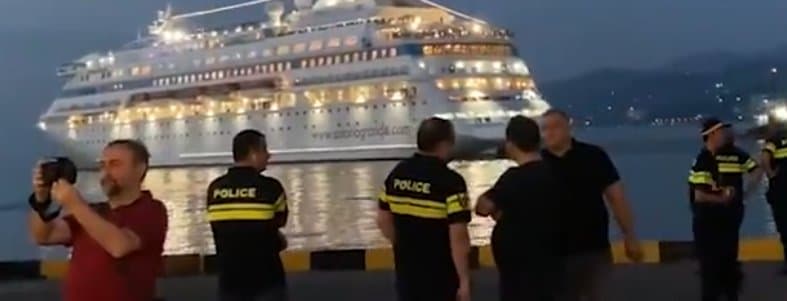 სოჭიდან შემოსულმა საკრუიზო გემმა ბათუმის პორტი პროტესტის ფონზე დატოვა