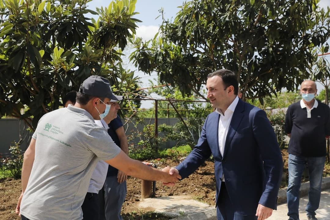 ირაკლი ღარიბაშვილი წყალტუბოში, სოფელ ბანოჯაში გუგა კაჭკაჭიშვილის საფუტკრე მეურნეობა დაათვალიერა