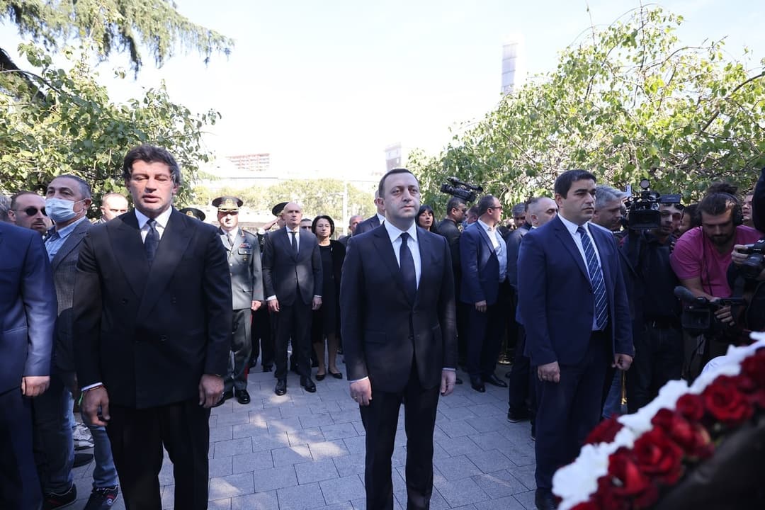 ირაკლი ღარიბაშვილმა გმირთა მემორიალი გვირგვინით შეამკო