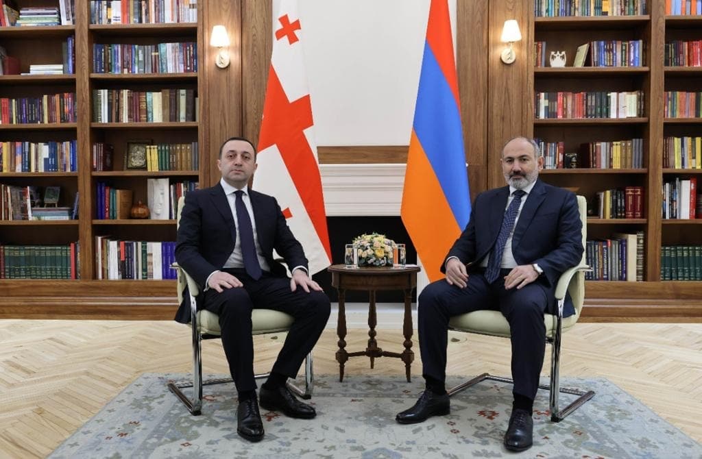 ირაკლი ღარიბაშვილი ნიკოლ ფაშინიანს შეხვდა