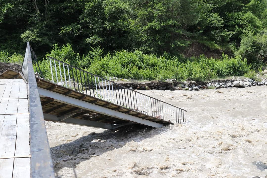 ონის მუნიციპალიტეტში მოსულმა ძლიერმა ნალექმა მდინარე ღარულას ადიდება გამოიწვია