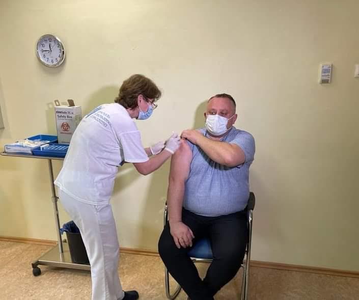 ჭიათურის მუნიციპალიტეტის მერი “სინოფარმით” აიცრა