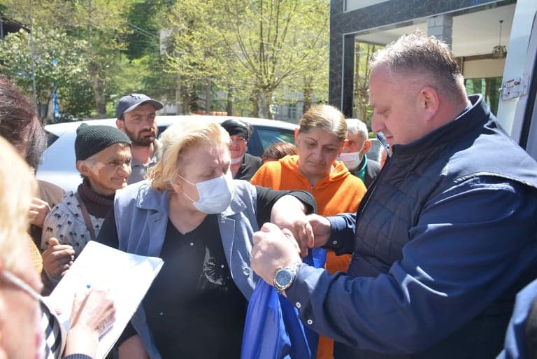 ჭიათურაში მცხოვრებ სოციალურად დაუცველ და სტიქიით დაზარალებულ ოჯახებს სააღდგომო ნობათები გადაეცათ