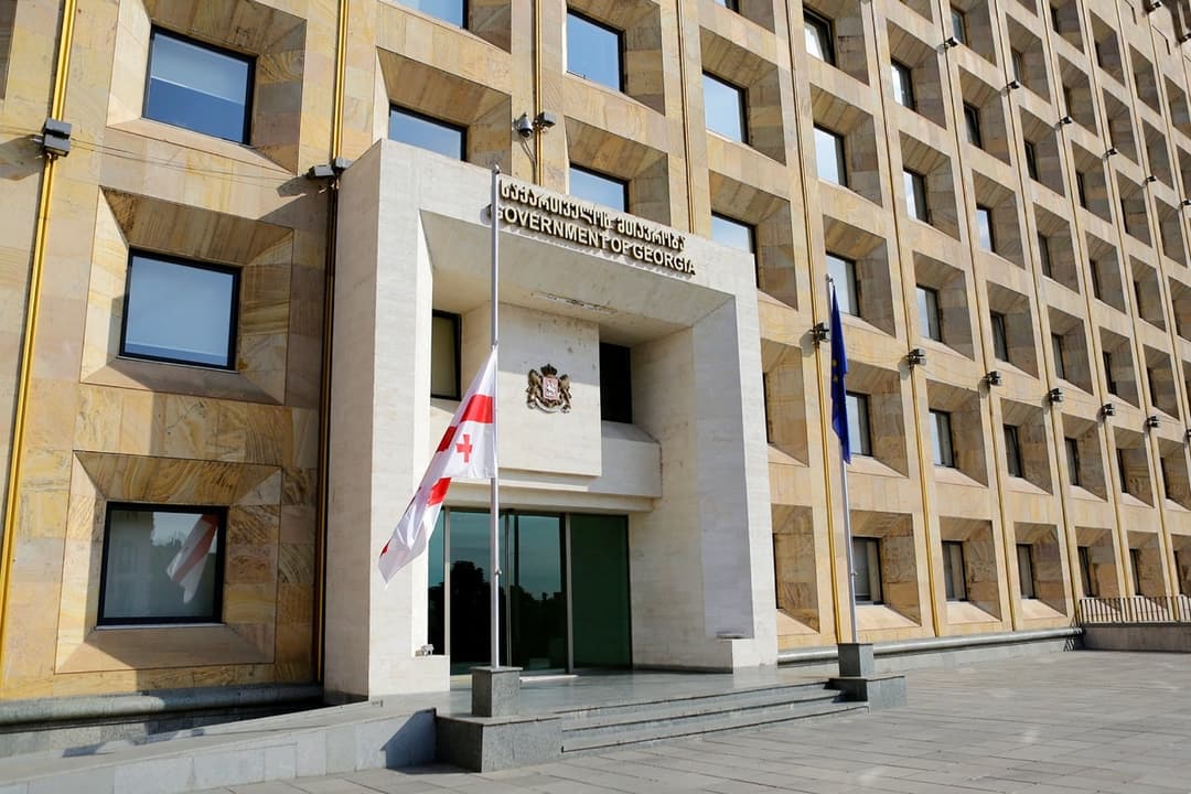 გლოვის დღესთან დაკავშირებით, მთავრობის ადმინისტრაციის შენობაზე სახელმწიფო დროშა დაშვებულია