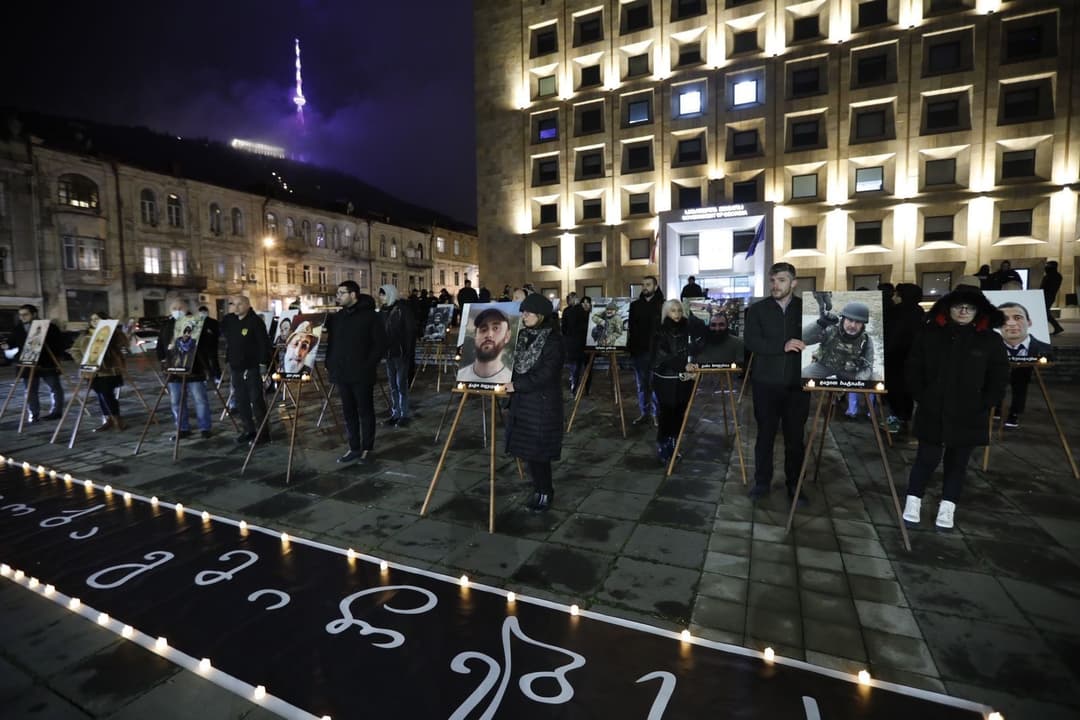 “ლელომ” მთავრობის ადმინისტრაციასთან მდუმარე აქცია – “მადლობა გმირებს” გამართა