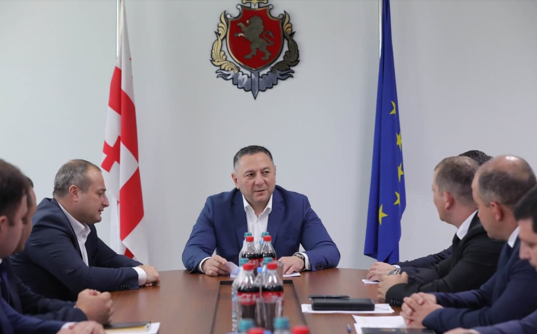 ვახტანგ გომელაურმა კახეთის პოლიციის დეპარტამენტში სამუშაო თათბირი გამართა