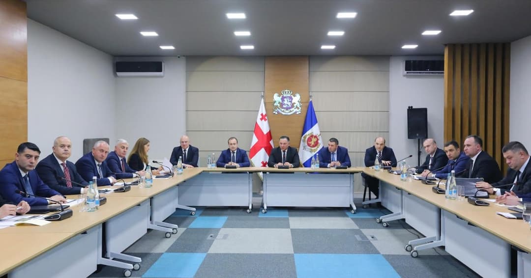 ვახტანგ გომელაურმა საპოლიციო ინფრასტრუქტურულ პროექტებთან დაკავშირებით სამუშაო შეხვედრა გამართა