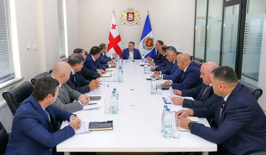 ვახტანგ გომელაურმა ქვემო ქართლის პოლიციის დეპარტამენტის დანაყოფების ხელმძღვანელებთან სამუშაო თათბირი გამართა