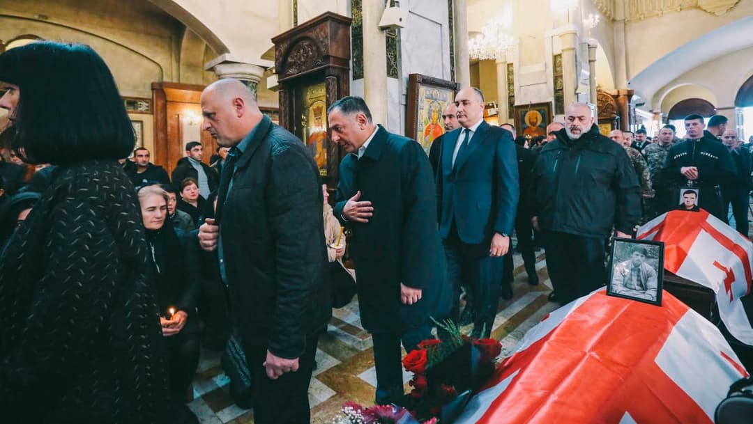 ვახტანგ გომელაური ოკუპირებული აფხაზეთიდან გადმოსვენებული 23 პირის სამოქალაქო პანაშვიდს დაესწრო