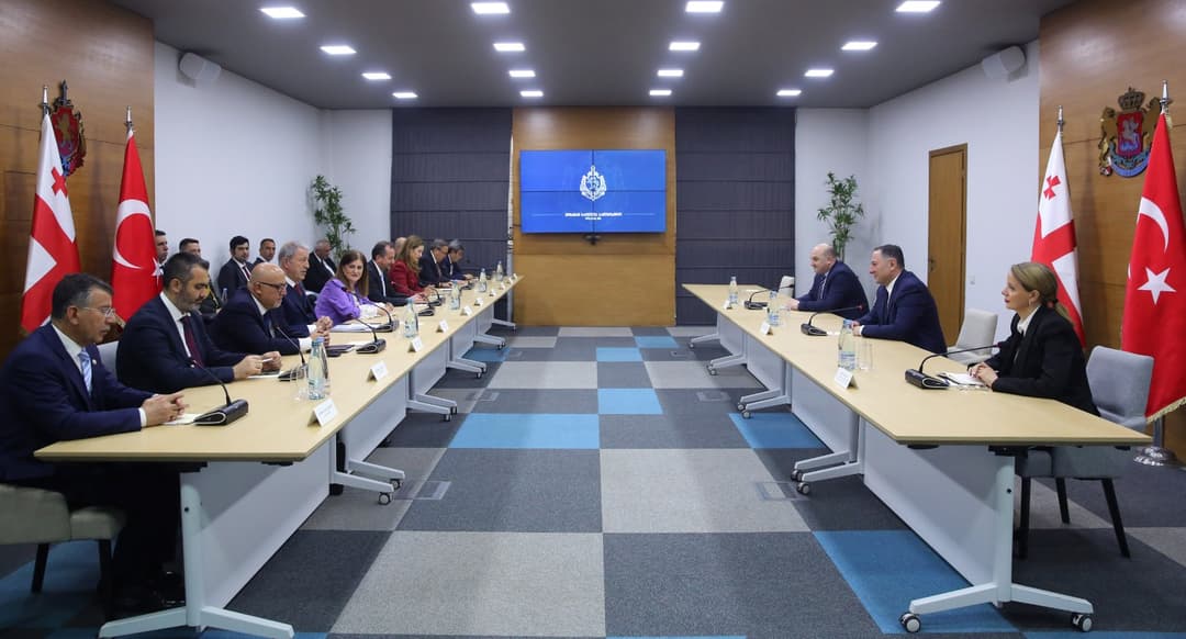 ვახტანგ გომელაურმა თურქეთის რესპუბლიკის პარლამენტის ეროვნული თავდაცვის კომიტეტის თავმჯდომარესთან შეხვედრა გამართა