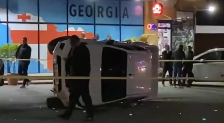 გორში ერთმანეთს მსუბუქი ავტომანქანა და პოლიციის პიკაპი შეეჯახა