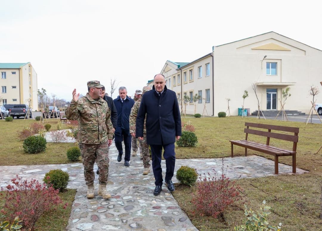 თავდაცვის მინისტრმა გორში ახლადაშენებული ყაზარმა გახსნა