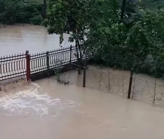 “მე-4 კლასელი ბავშვია დაკარგული, სახლი ჩაიტანა მეწყერმა, დაახლოებით 10 სახლია ჩატანილი და დანგრეული”