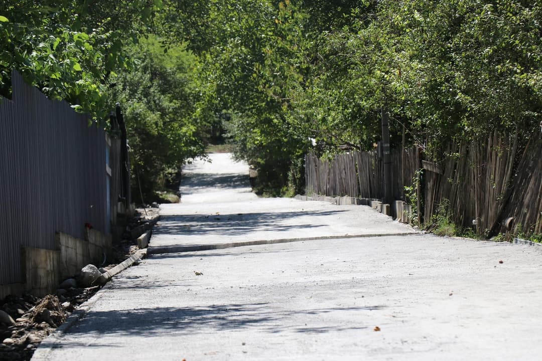 სოფელ დვირში, ე.წ. ხუციშვილების უბანში, გზის რეაბილიტაცია მიმდინარეობს