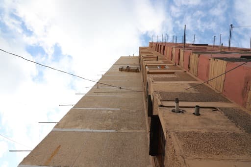 ფონიჭალაში სართულებს შორის ნაპრალების ამოვსების სამუშაოები მიმდინარეობს