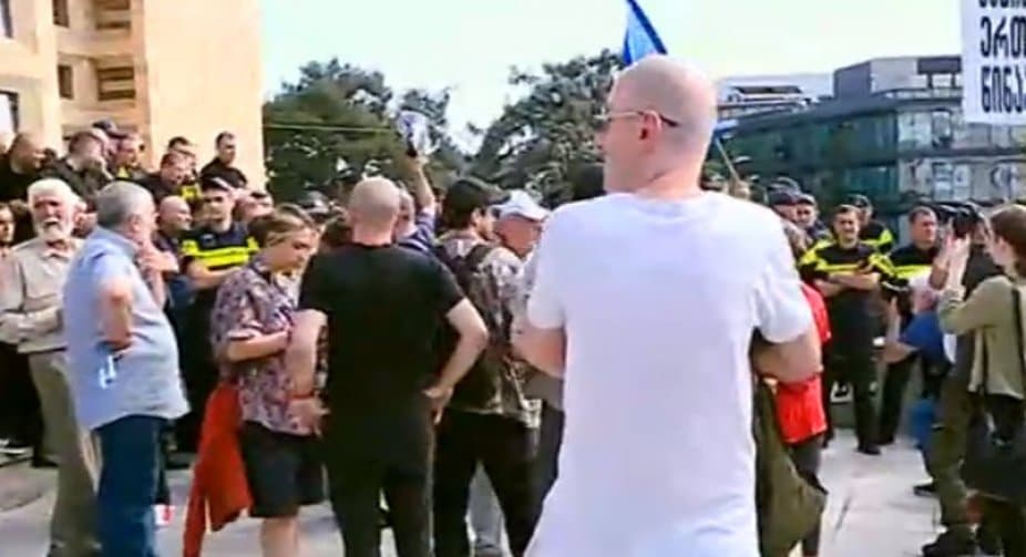 Home to Europe movement organizers, members rally at govt administration