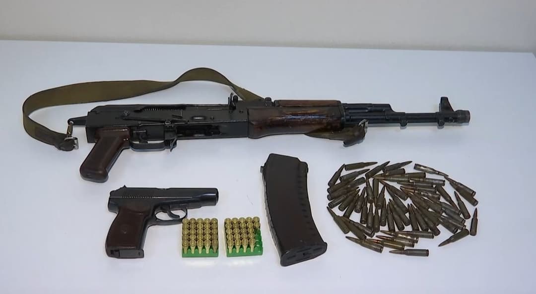 თბილისსა და რეგიონებში უკანონო ცეცხლსასროლი იარაღები და საბრძოლო მასალა ამოიღეს, დაკავებულია 13 პირი