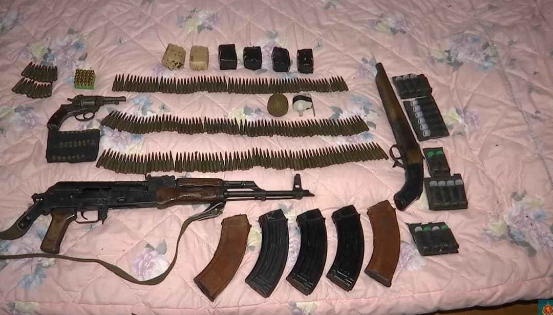 პოლიციამ თბილისსა და რეგიონებში უკანონო ცეცხლსასროლი იარაღები და საბრძოლო მასალა ამოიღო, დაკავებულია 14 პირი