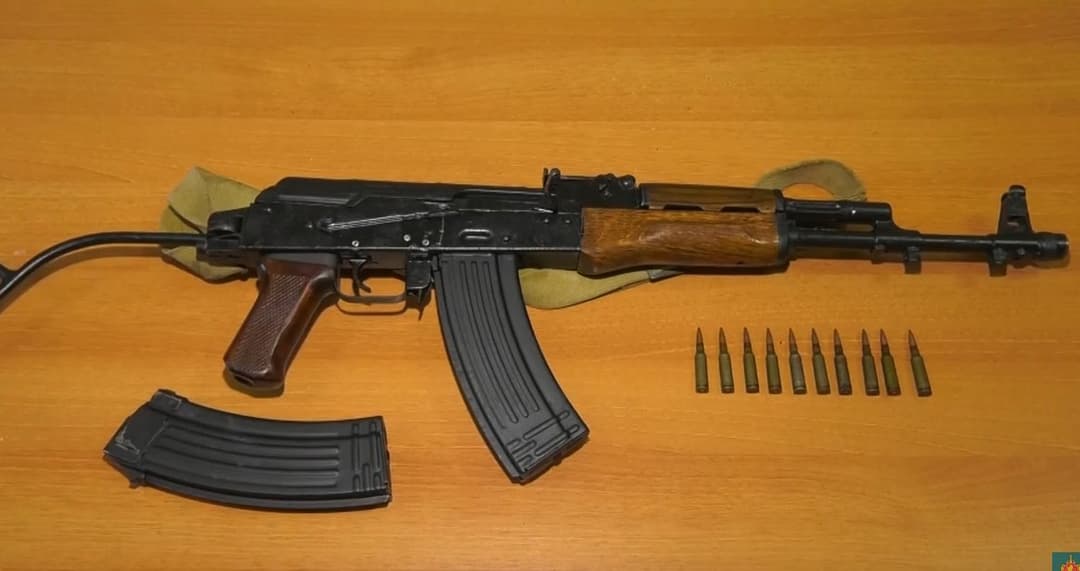 პოლიციამ უკანონო ცეცხლსასროლი იარაღი და საბრძოლო მასალა ამოიღო – დაკავებულია 5 პირი