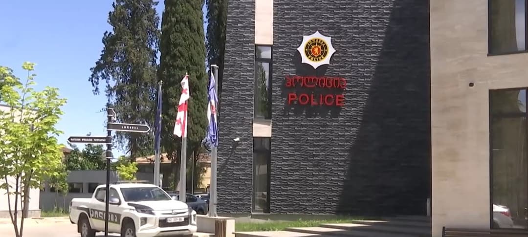 პოლიციამ თბილისსა და რეგიონებში უკანონო ცეცხლსასროლი იარაღი და საბრძოლო მასალა ამოიღო – დაკავებულია 7 პირი