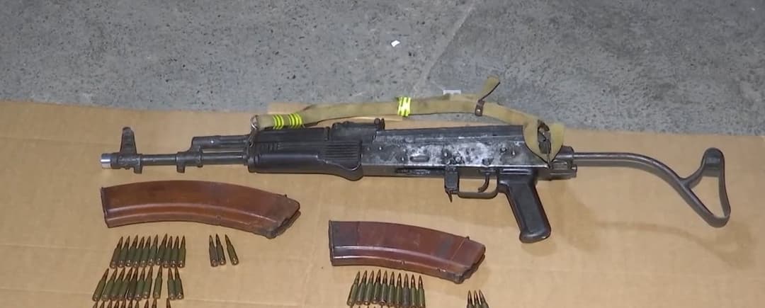 პოლიციამ თბილისსა და რეგიონებში უკანონო ცეცხლსასროლი იარაღი და საბრძოლო მასალა ამოიღო – დაკავებულია 8 პირი