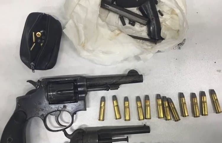 პოლიციამ თბილისსა და რეგიონებში უკანონო ცეცხლსასროლი იარაღები და საბრძოლო მასალა ამოიღო, დაკავებულია 5 პირი