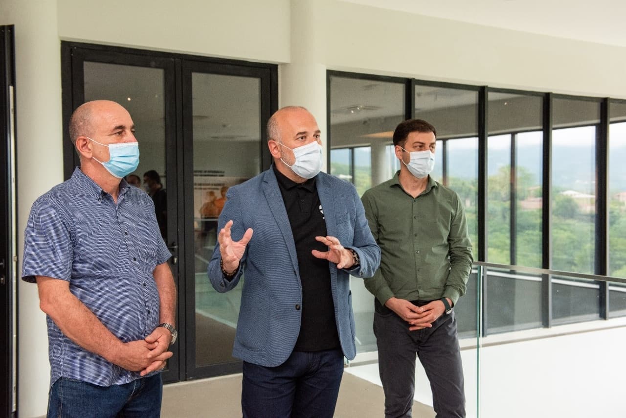 Frontnews image description