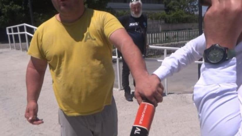 Far-right Alt-Info activists attack TV Monitoring crew