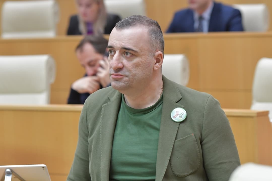 რატი იონათამიშვილი – ვიცოდით, რომ “ნაციონალური მოძრაობა“ იყო უსამშობლო ადამიანების პოლიტიკური პარტია და ახლა გავიგეთ, რომ ეჭვიანი ადამიანების პოლიტიკური პარტიაც ყოფილა