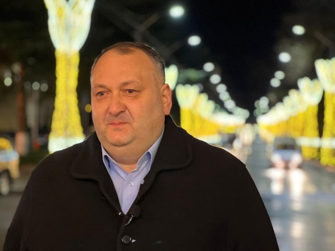 ქუთაისის ცენტრალურ მოედანზე ხვალ ქალაქის მთავარი ნაძვის ხე საზეიმოდ აინთება