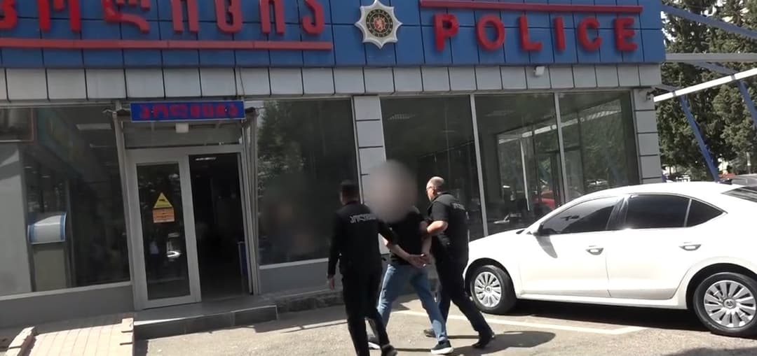 პოლიციამ ჯანმრთელობის განზრახ ნაკლებად მძიმე დაზიანებისა და მუქარის ბრალდებით ერთი პირი დააკავა